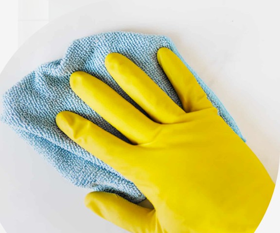 Reinigung mit Gummihandschuh und Mikrofasertuch